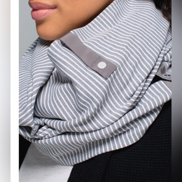 Lululemon Vinyasa Snap Infinity Scarf - Picture 2 of 8